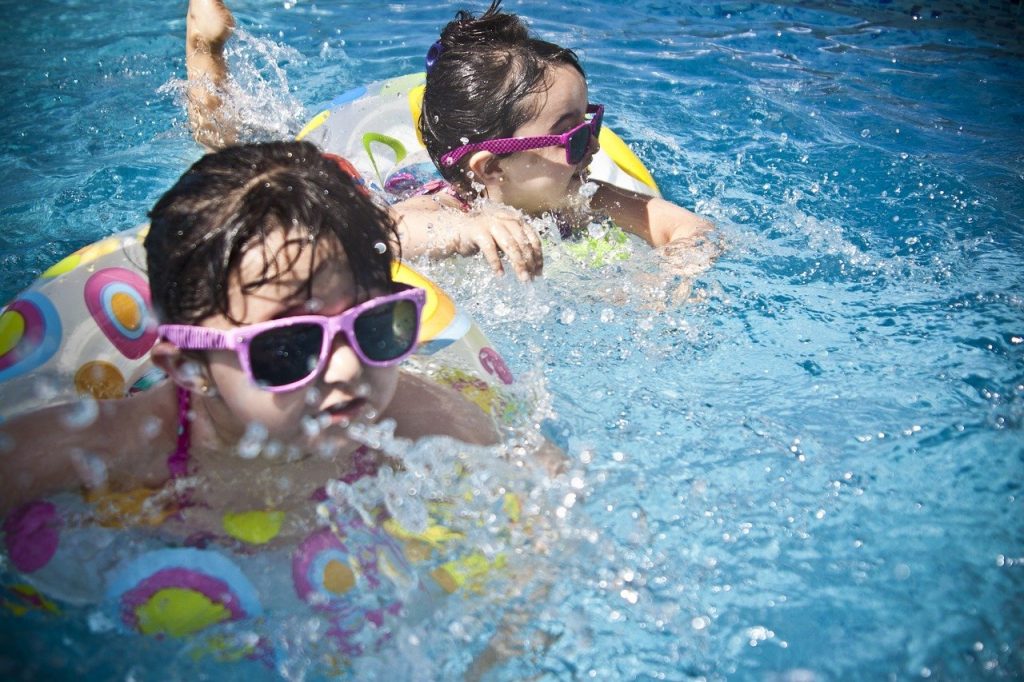 Enfants jouant dans une piscine en kit