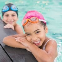 Enfants heureux dans une piscine en kit