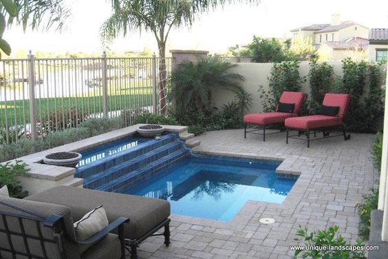 terrasse beton autour d'une piscine