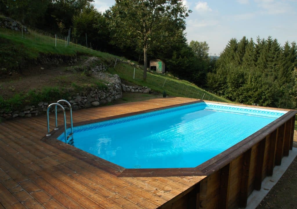 Liner bleu avec frise sur piscine en bois hors sol