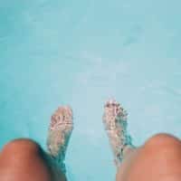 jambes dans une eau de piscine bien équilibré