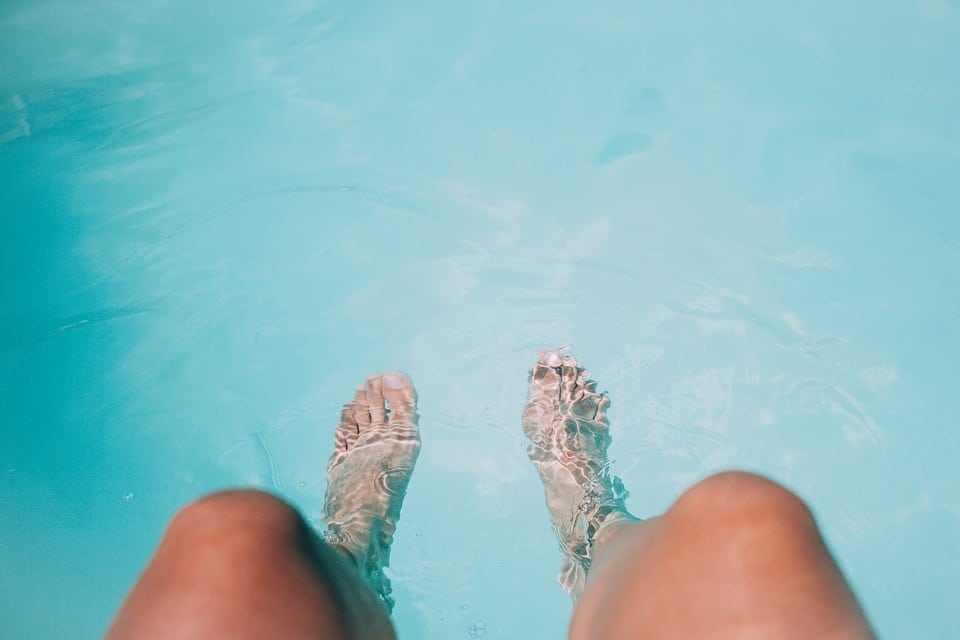 jambes dans une eau de piscine bien équilibré