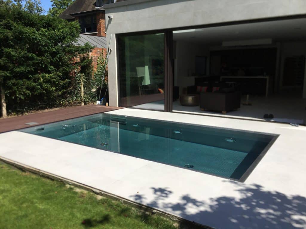 belle mini piscine en acier inoxydable 316L devant une maison moderne
