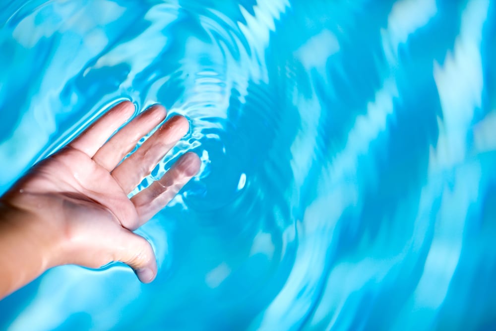 main plongeant dans une eau limpide sans chloramines